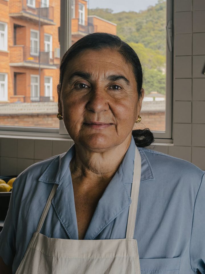 Trabajadora del servicio doméstico en la cocina de un apartamento.