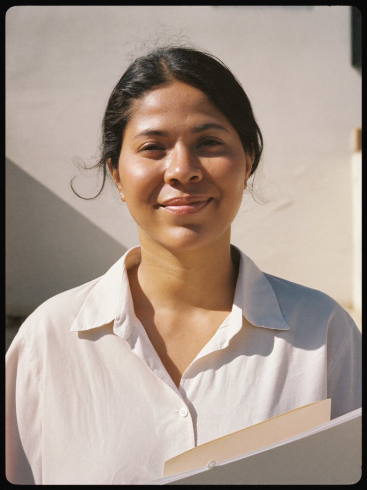 Empleada de oficina con una carpeta.