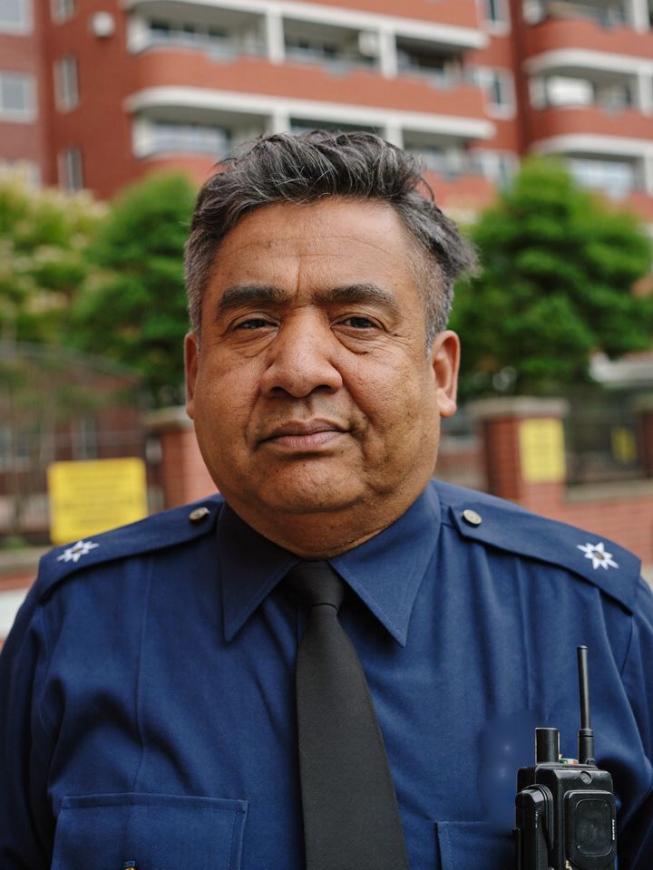 Vigilante de seguridad privada con uniforme azul oscuro.